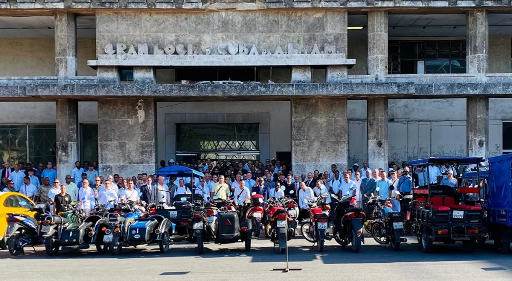 Masones reunidos fuera de la Gran Logia de Cuba (Foto: Cubanet)