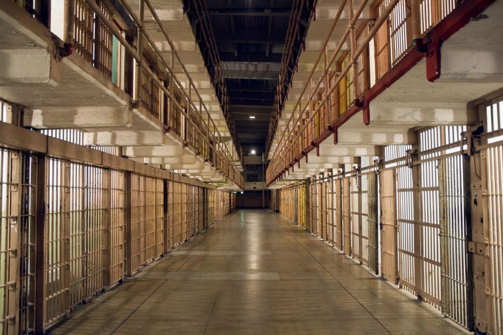 Trump ordena reabrir Alcatraz para encarcelar a violentos e indocumentados