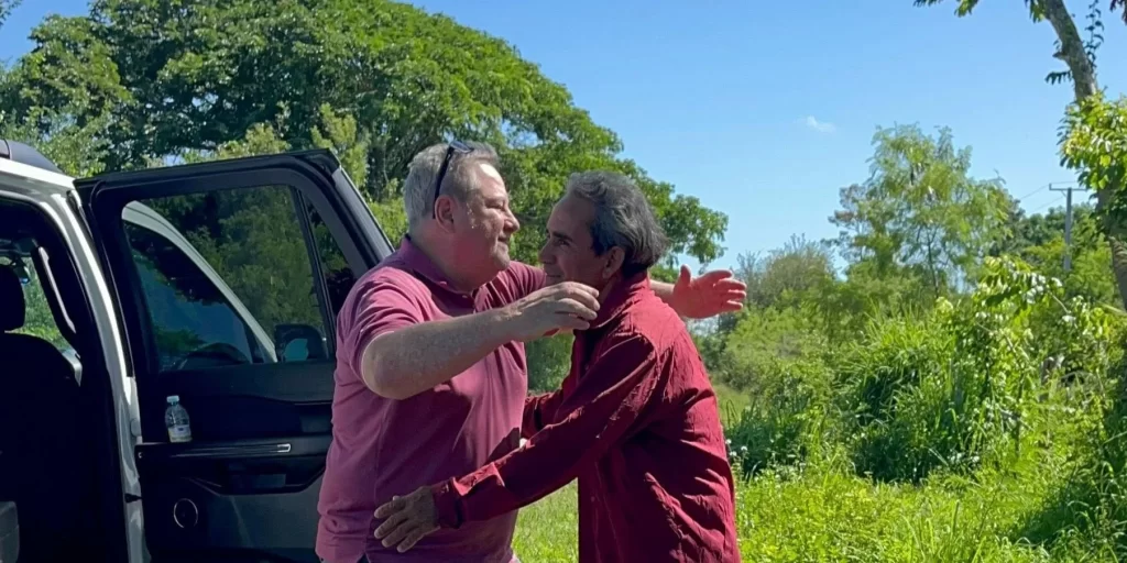 Mike Hammer saluda al exprisionero político Fernando Ginarte en Granma (Foto: Embajada de EE.UU. en Cuba - Facebook)