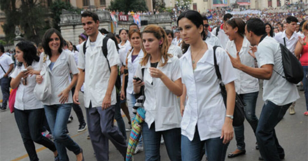 Tarifazo de ETECSA provoca rechazo de estudiantes de Medicina en La Habana